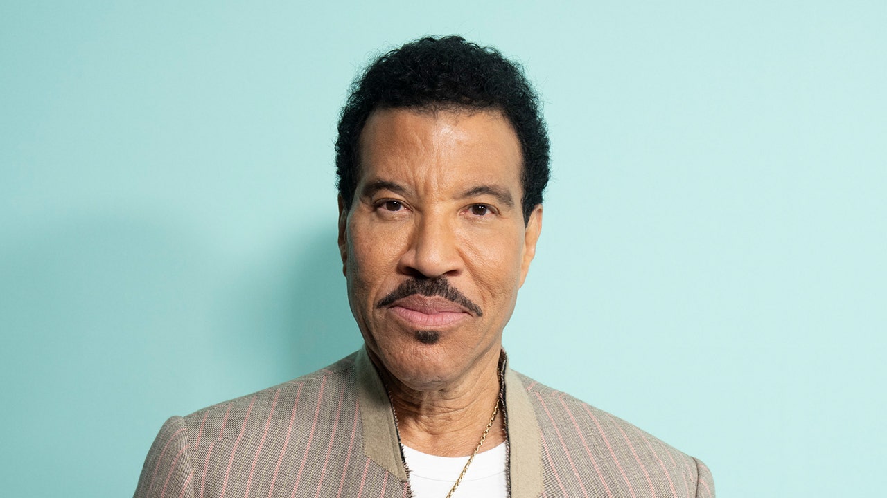 Lionel Richie recupera salud tras incidente durante concierto
