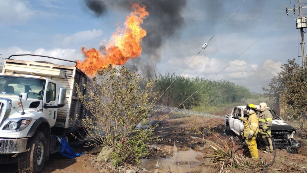 Incendio en ducto de Pemex deja dos vehículos calcinados en Jalisco