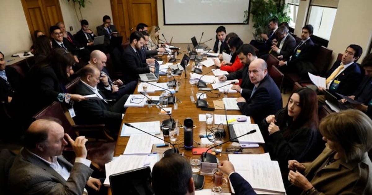 Oposición abandona comisión del Senado tras controversia por indicación presentada durante la discusión de la megarreforma