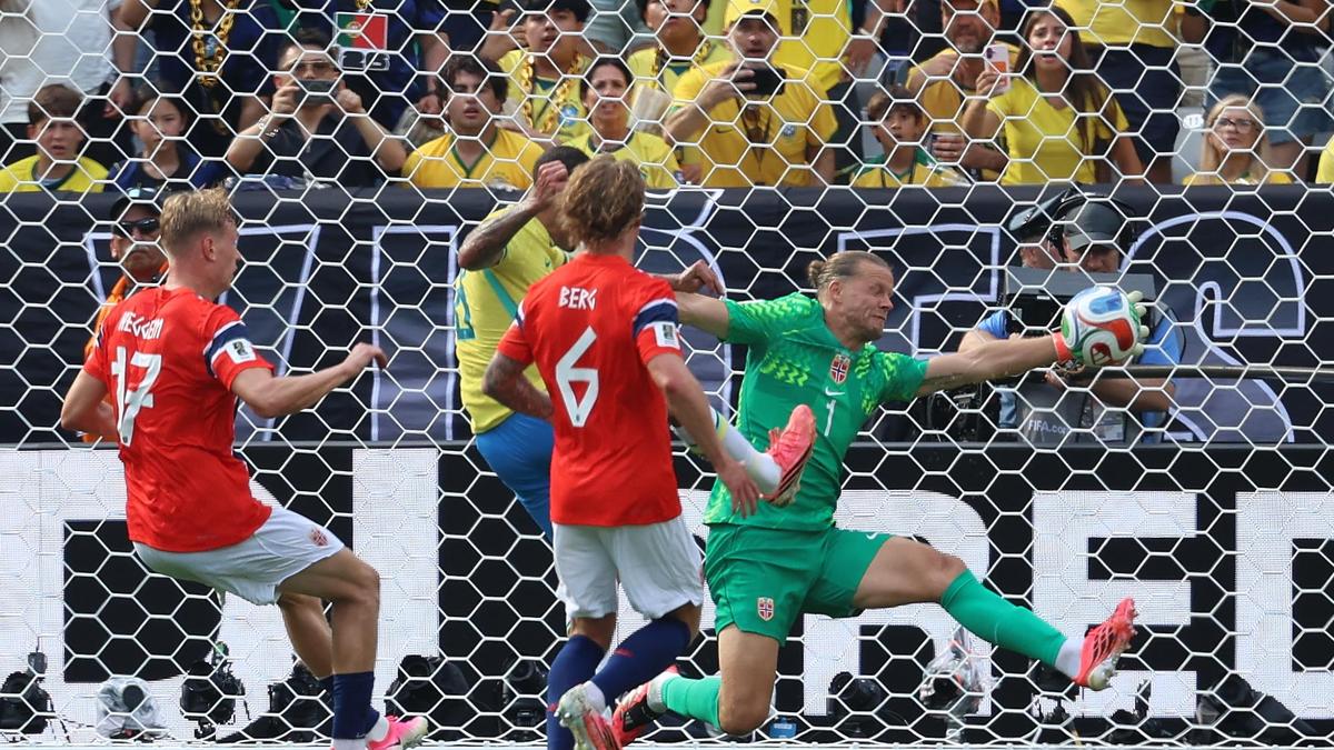 stutter-step penalty technique in football: a double-edged sword for top players