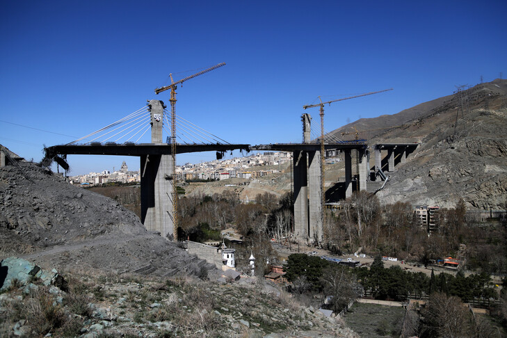 EE.UU. ataca un puente ferroviario clave en Irán como parte de su estrategia regional