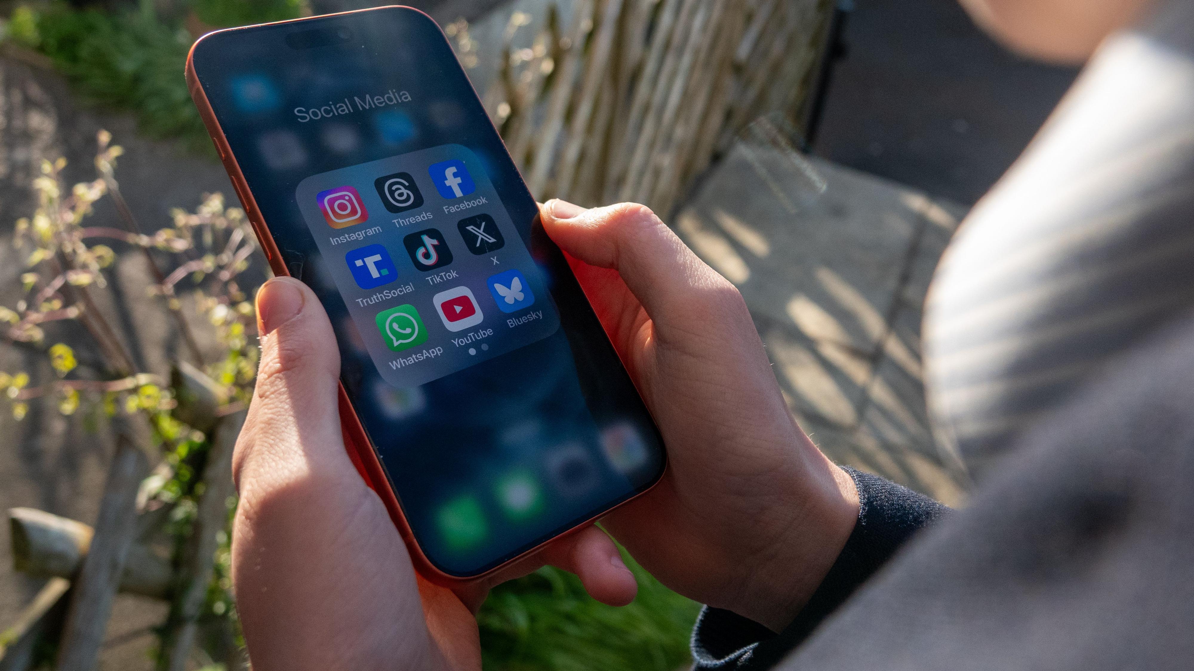 Manipulación de comentarios en redes sociales por redes coordinadas en noticias europeas