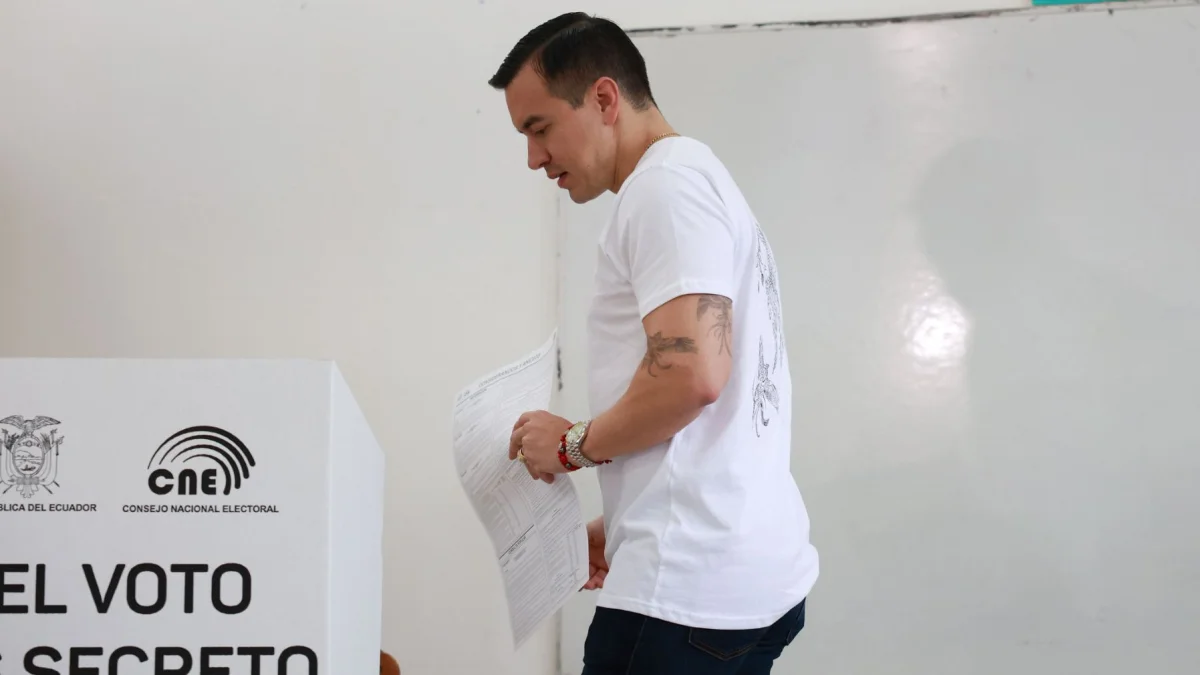 Daniel Noboa's Approval Drops Below 30% in Ecuador, According to Ciees Survey