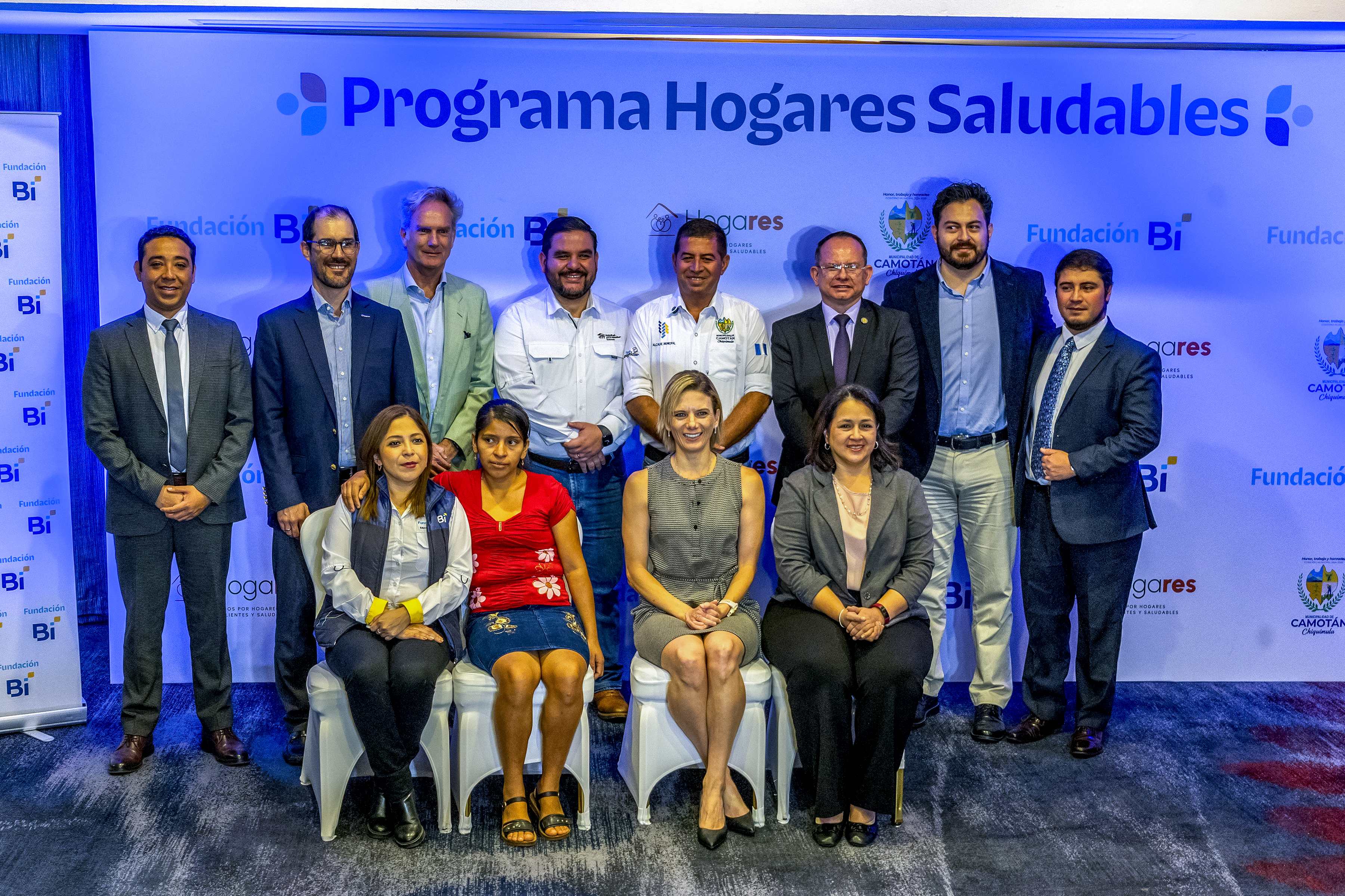 Fundación Bi entrega 600 pisos de concreto y filtros para agua en Camotán