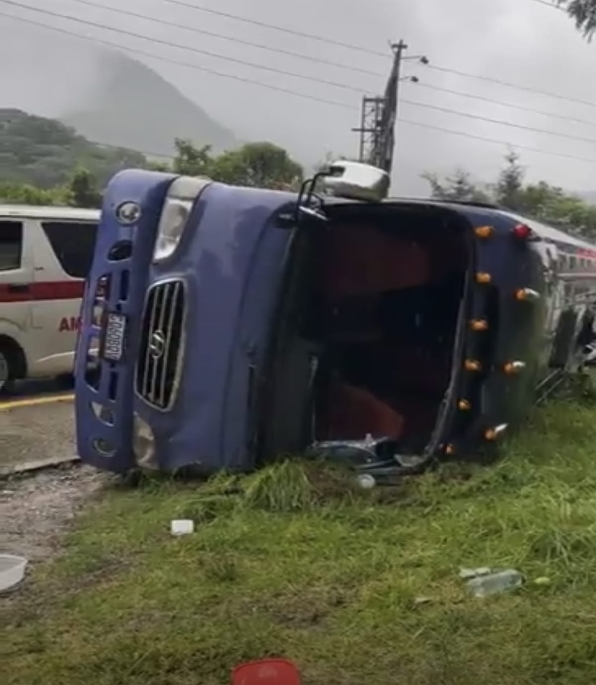 Autobús volcó en la cuesta de Las Cañas, dejando ocho heridos en accidente de tránsito