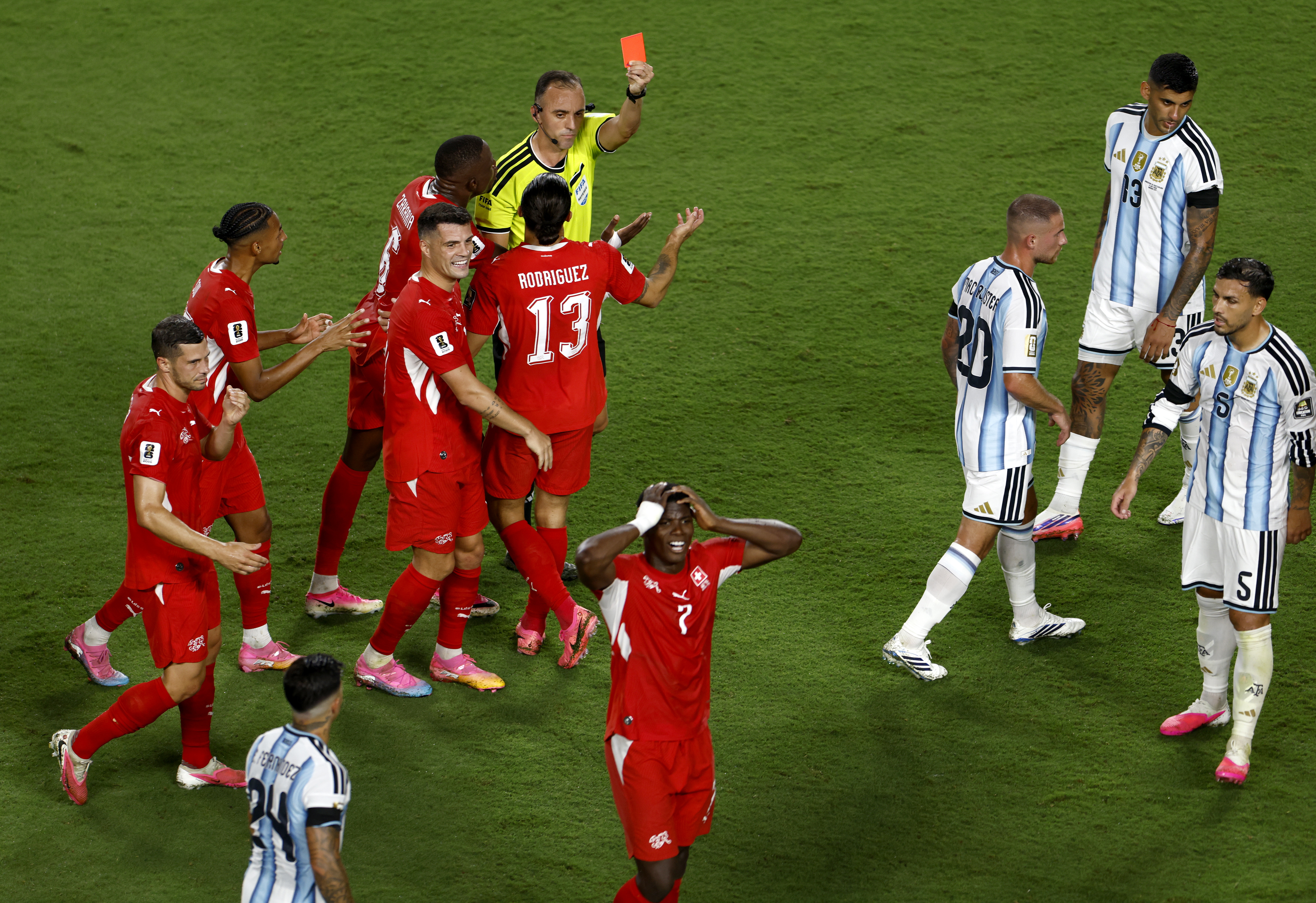 VAR corrige error en sanción de Paredes y expulsa a Embolo en partido Argentina-Suiza
