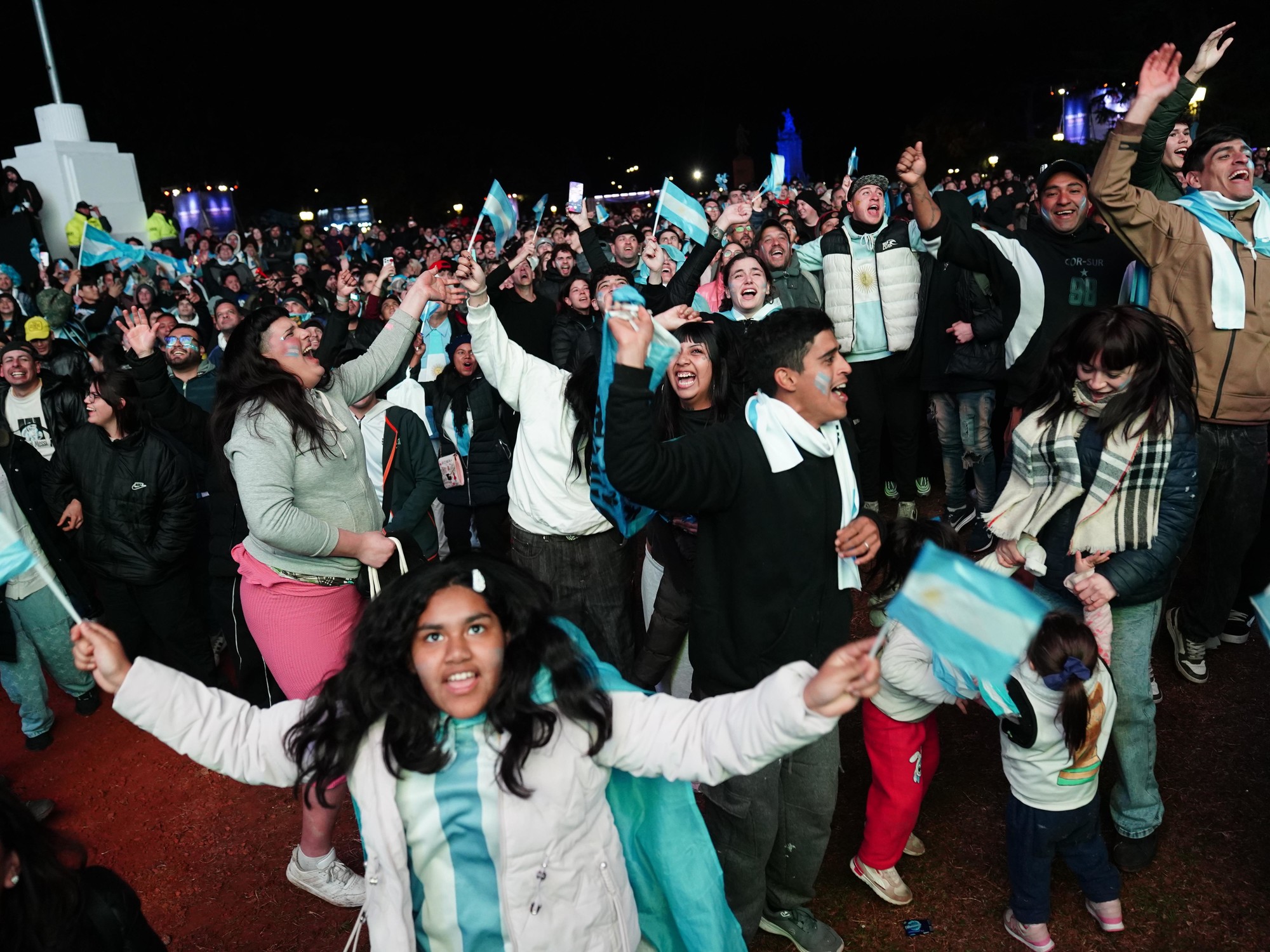 Miles de hinchas celebraron bajo la lluvia el triunfo de Argentina ante Suiza y la clasificación a las semifinales del Mundial 2026