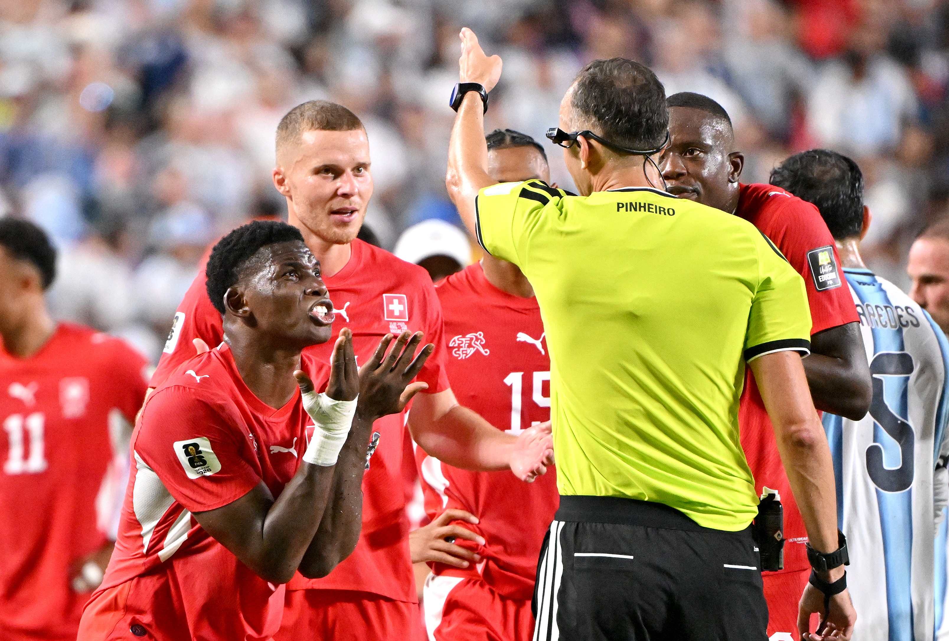 Murat Yakin cuestiona la decisión arbitral y el uso del VAR tras la expulsión de Embolo en la derrota de Suiza ante Argentina