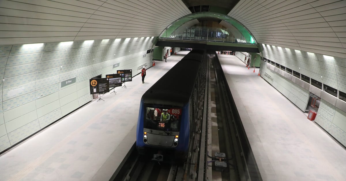 Metro de Santiago suspende servicio en seis estaciones por incidente en vía