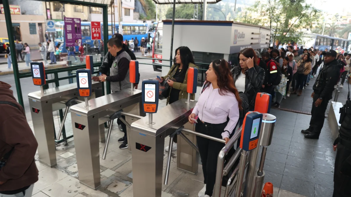 Problemas persisten en el sistema de recaudo del Trolebús y Ecovía en Quito