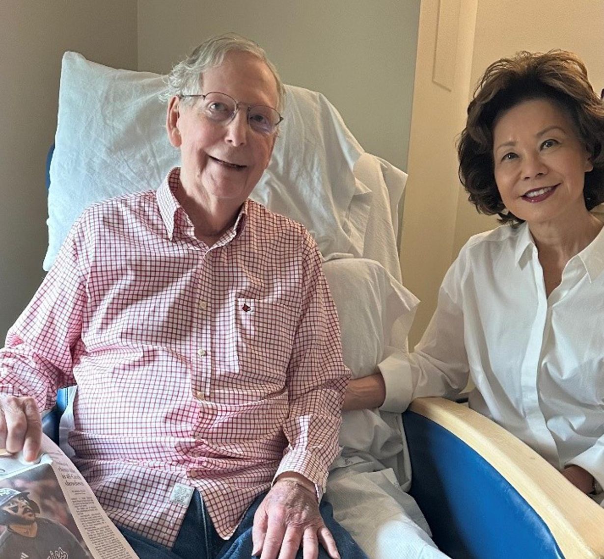 Senador Mitch McConnell se recupera tras caída que lo hospitalizó