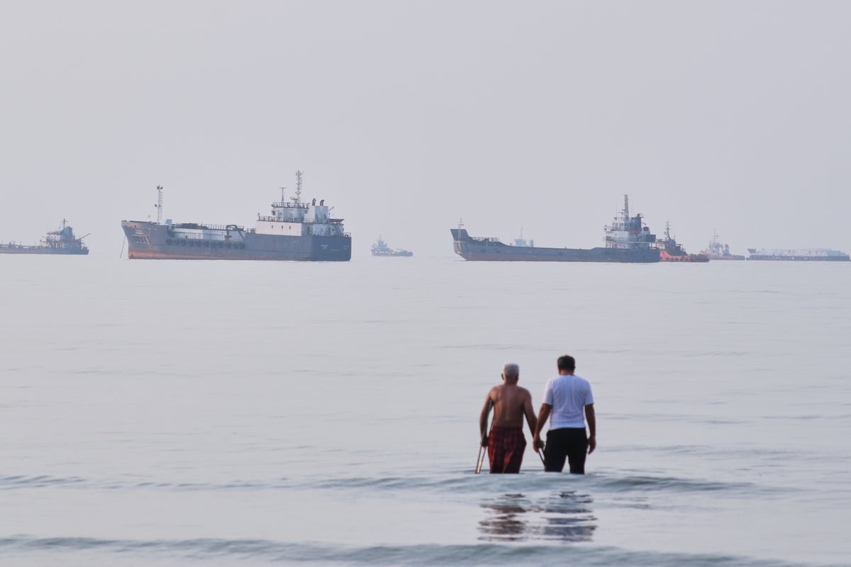 US reimposes naval blockade on Iran and imposes oil transit fees amid regional tensions