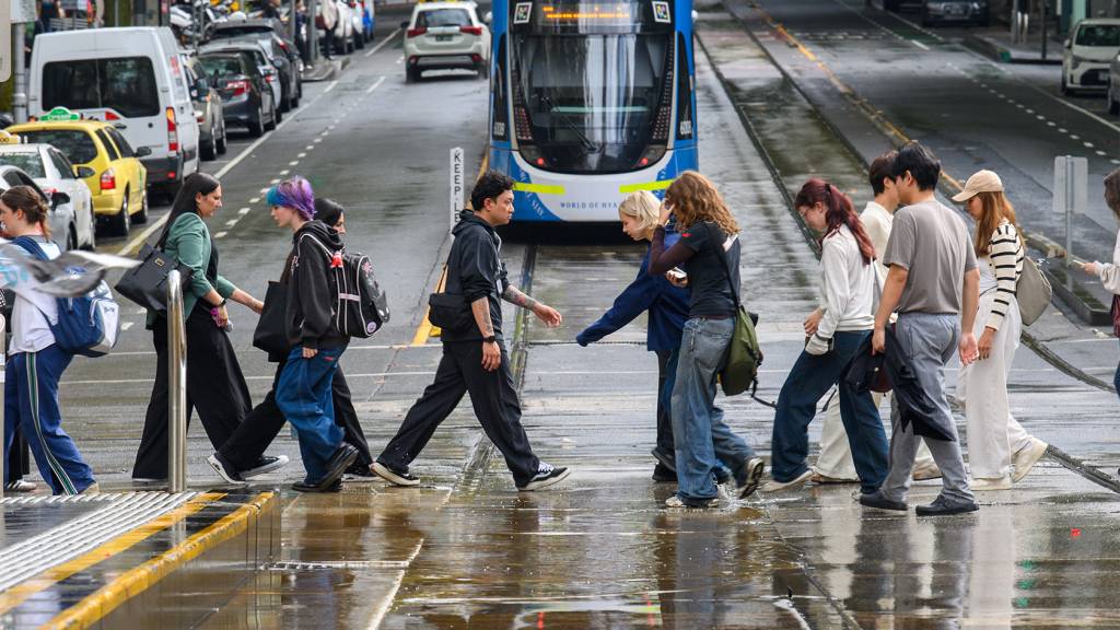 Urban planning gaps in Melbourne's access to natural spaces compared to Sydney
