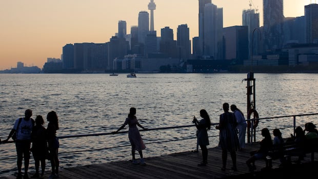 Toronto Faces Heatwave and Poor Air Quality Due to Wildfire Smoke, Health Warnings Issued