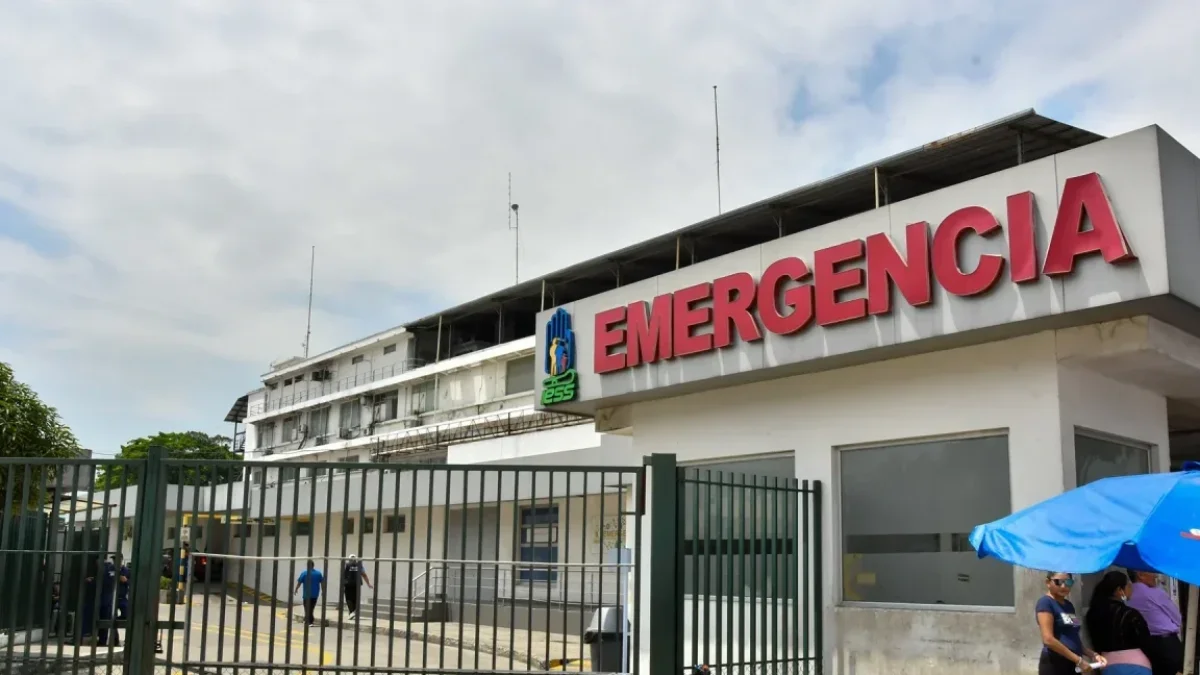 Largas esperas en el IESS por escasez de insumos y demoras administrativas