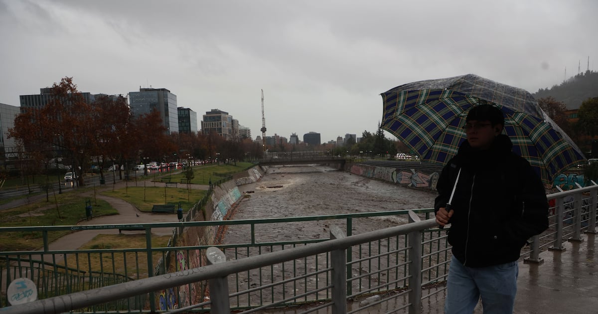 Sistema frontal afecta a 10 regiones de Chile con alertas y emergencia