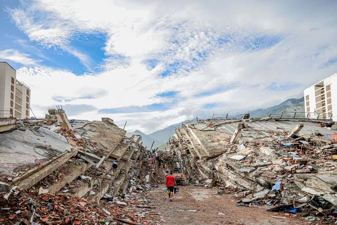 Familiares continúan buscando a víctimas en escombros de OPP tras terremotos