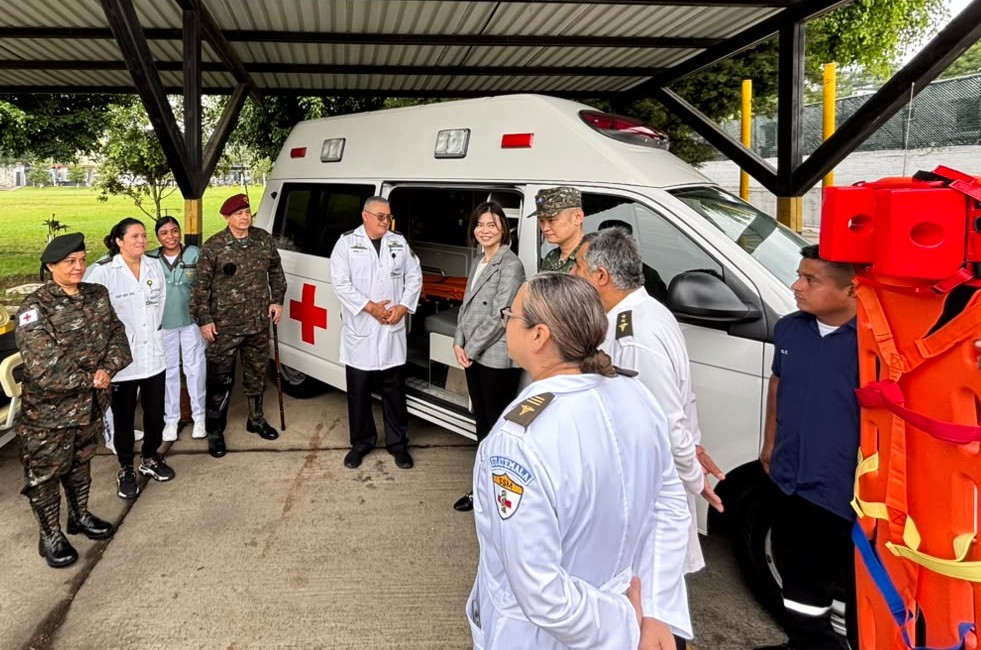 Guatemala recibe donación de ambulancia y equipo médico para mejorar sanidad militar