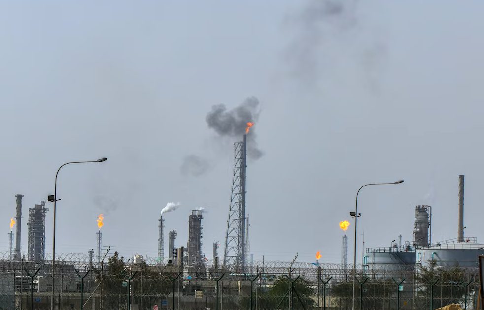 Ataque iraní causa graves pérdidas materiales en instalación petrolera de Kuwait