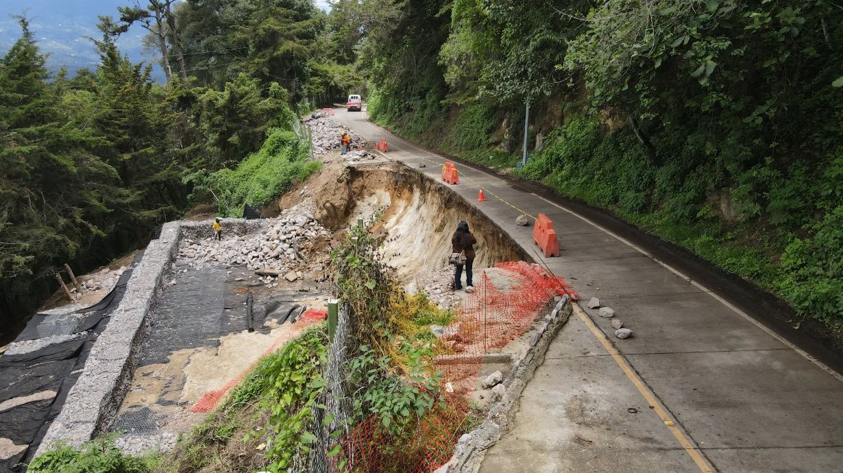 Cierre temporal de ruta RD-SAC-10-02 por desprendimiento de talud en Antigua Guatemala