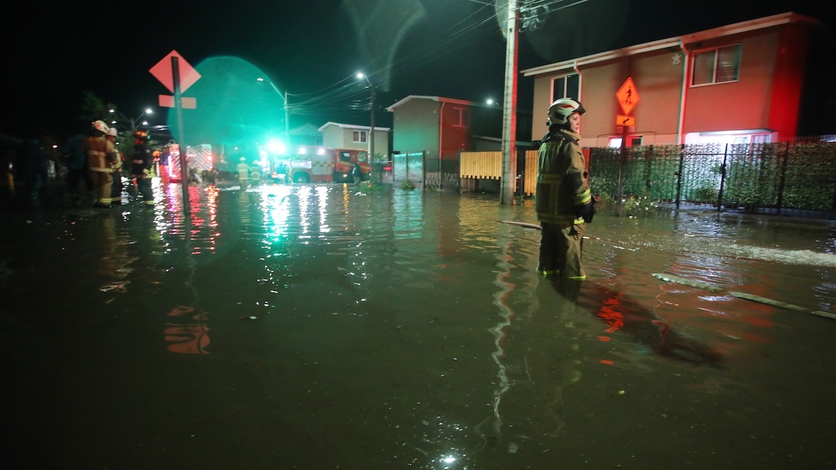 Ministro Poduje llama a constructora para resolver inundaciones en Talagante