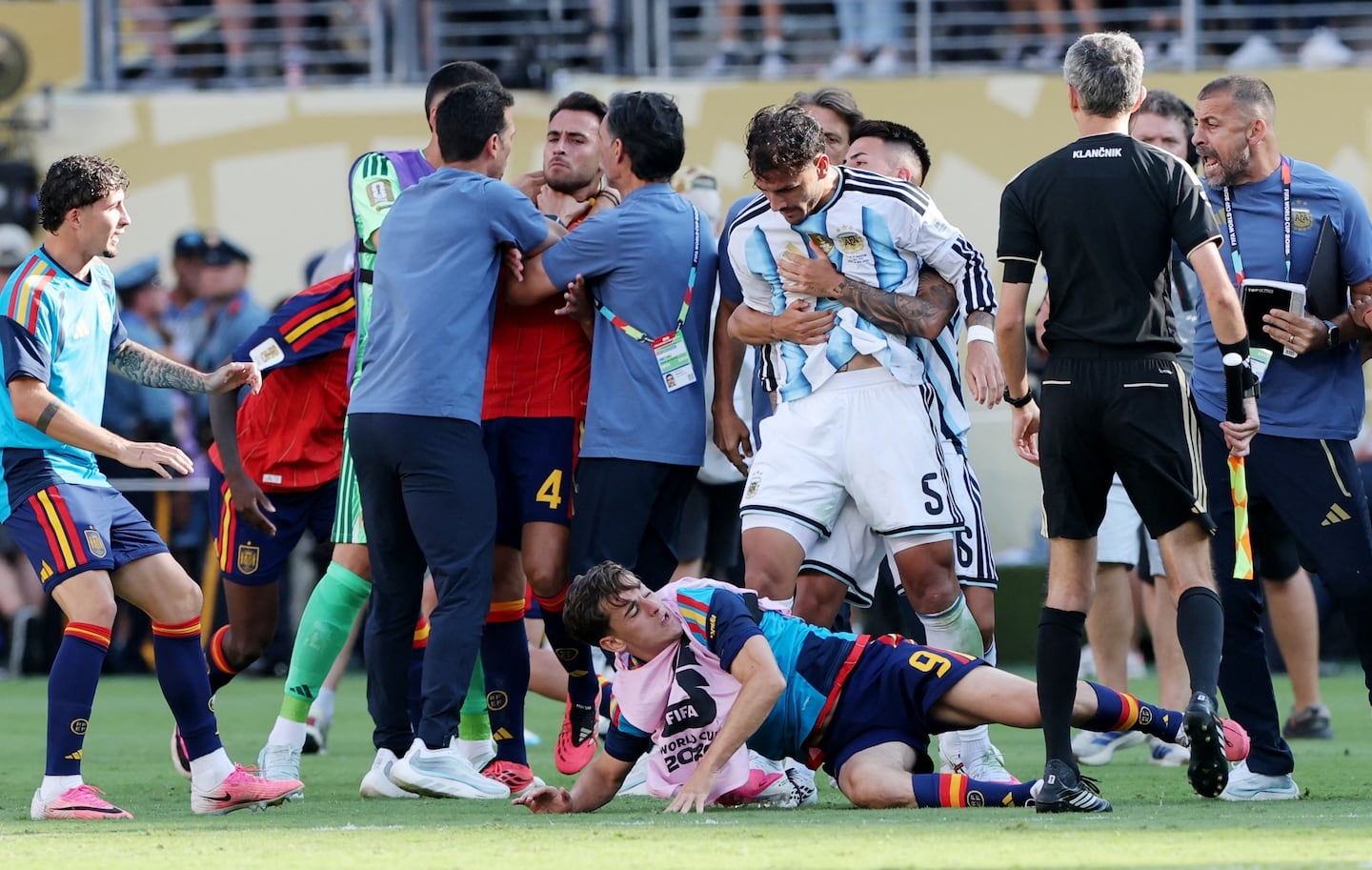Paredes y Gavi tuvieron un altercado tras la final del Mundial