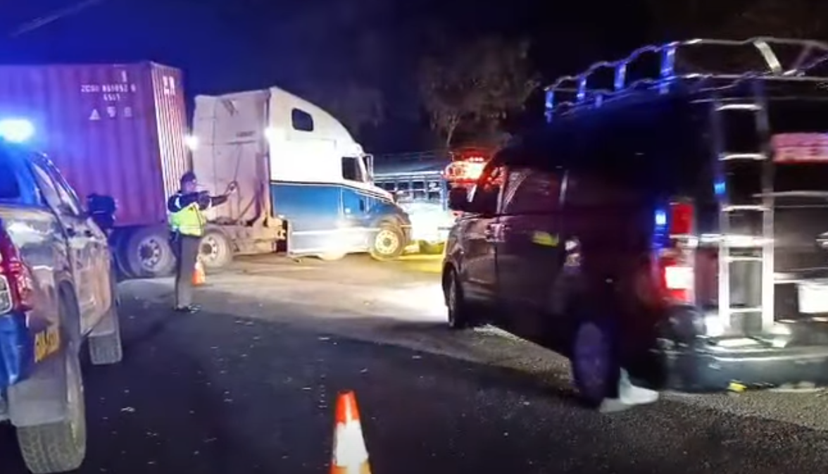 Traffic Disruption Due to Truck-Pickup Collision on Route to El Salvador