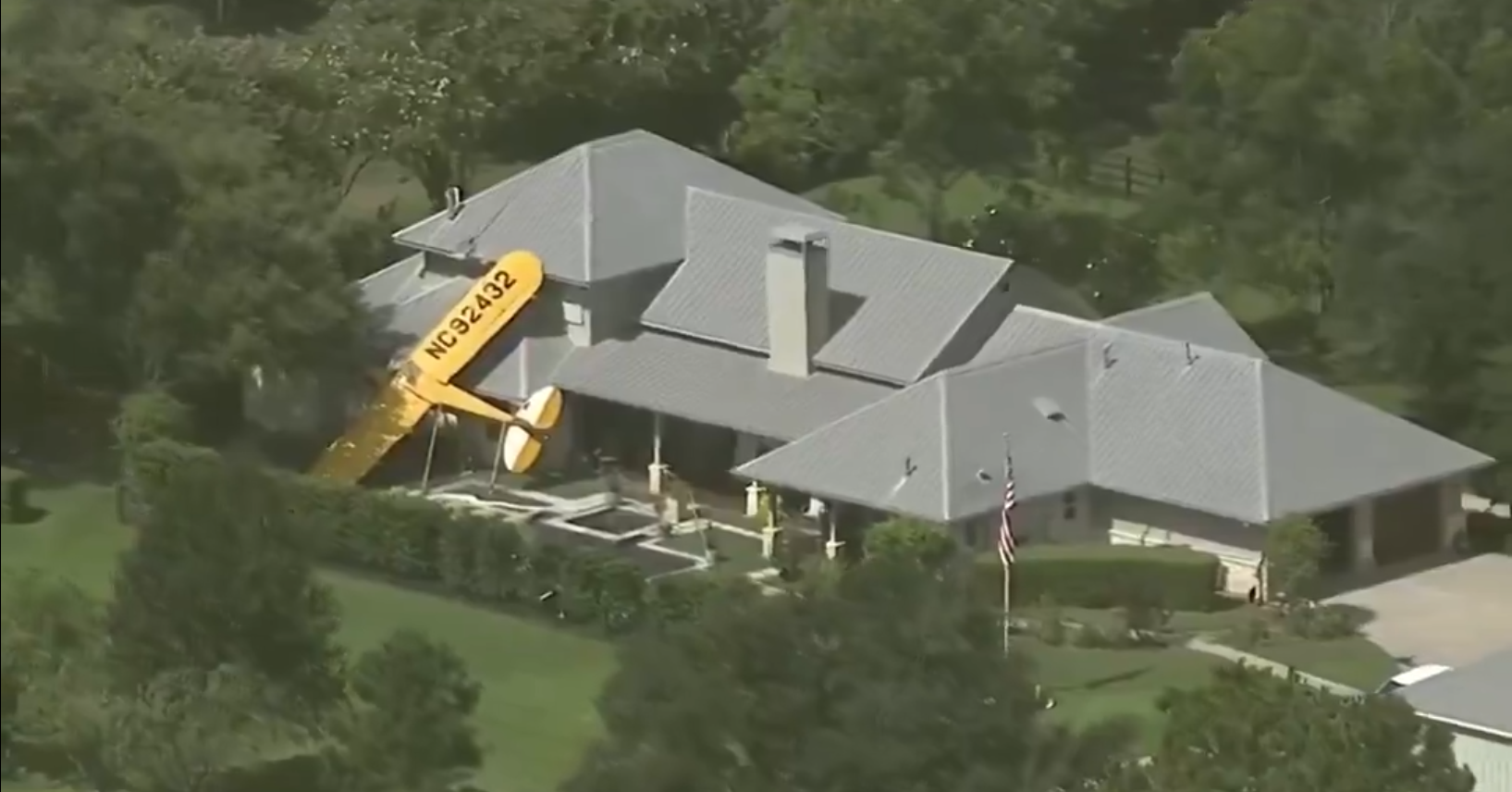 Avioneta choca contra vivienda en Texas; piloto resultó herido