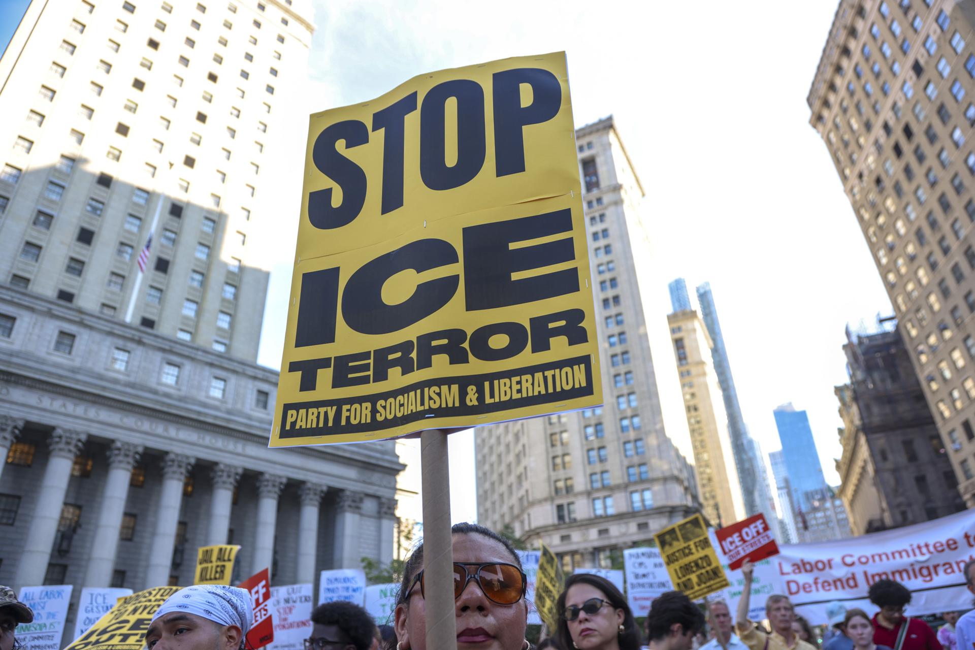 Senadores exigen reformas al ICE tras muertes de migrantes durante controles