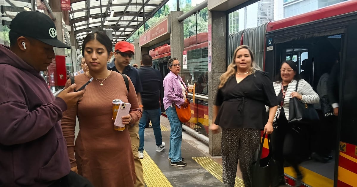 Choque entre dos unidades de Metrobús deja 16 lesionados en estación Nuevo León