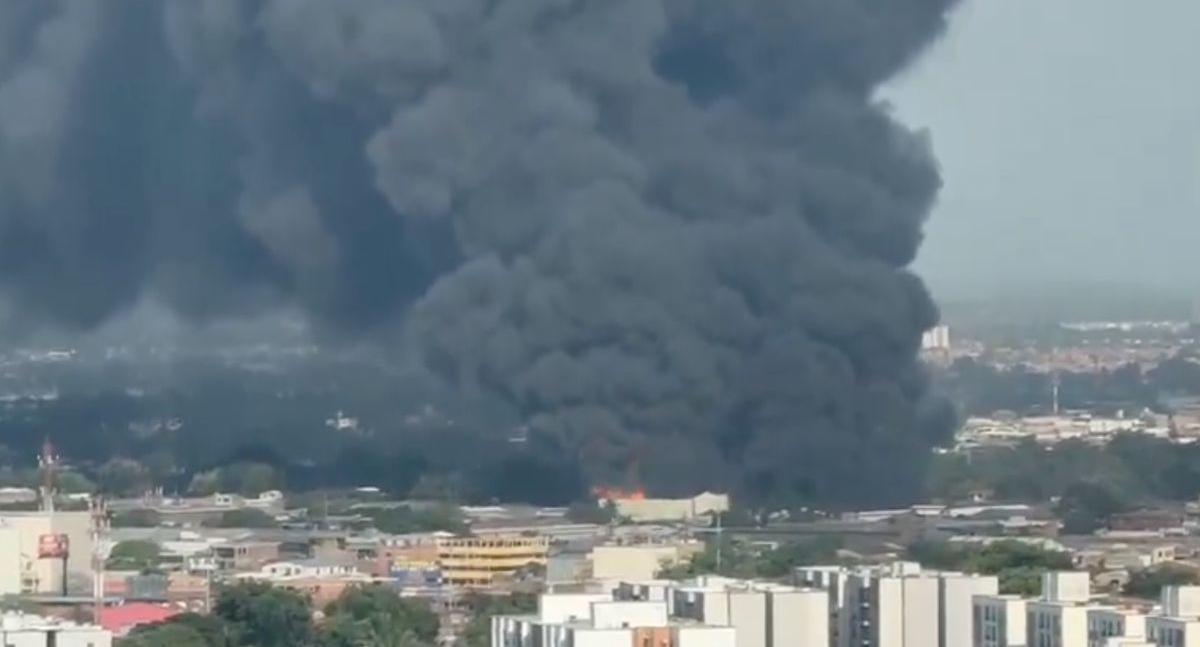 Tres incendios afectan Cali, incluyendo uno cerca de un colegio