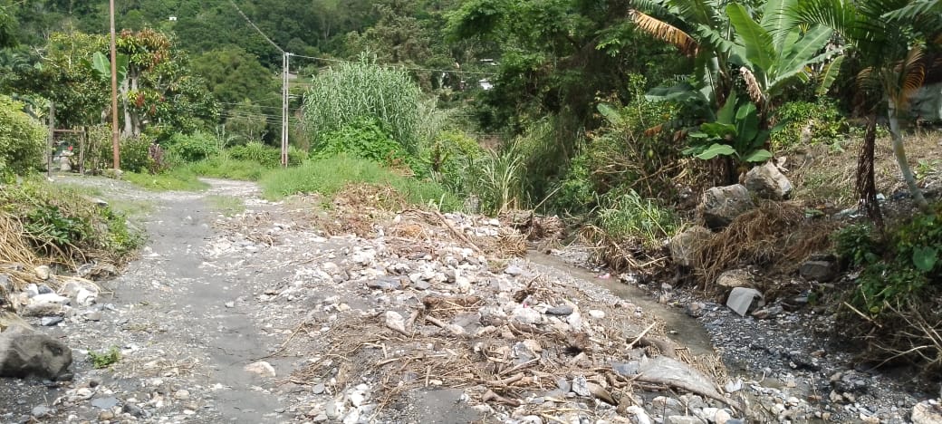 Vecinos de la parroquia Juáres denuncian más de una década sin obras de canalización en una quebrada que amenaza a 30 familias