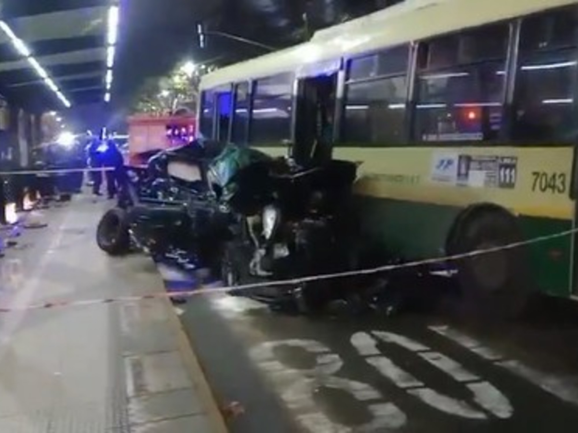 Choque entre auto y colectivo en el Metrobús de Palermo deja tres heridos