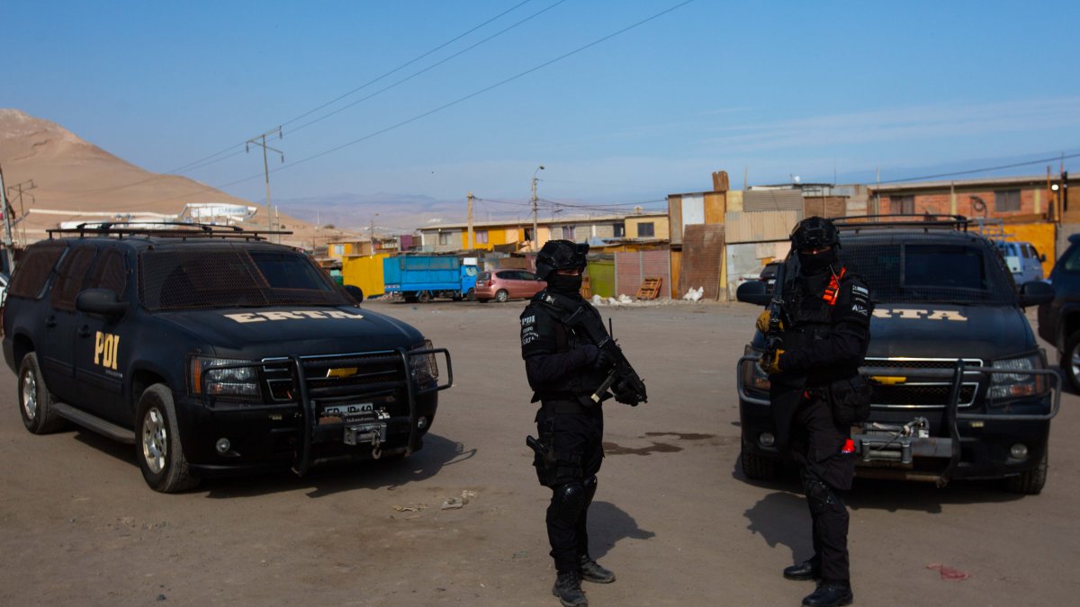 Avanza primer desalojo del Cerro Chuño en Arica con intervención policial