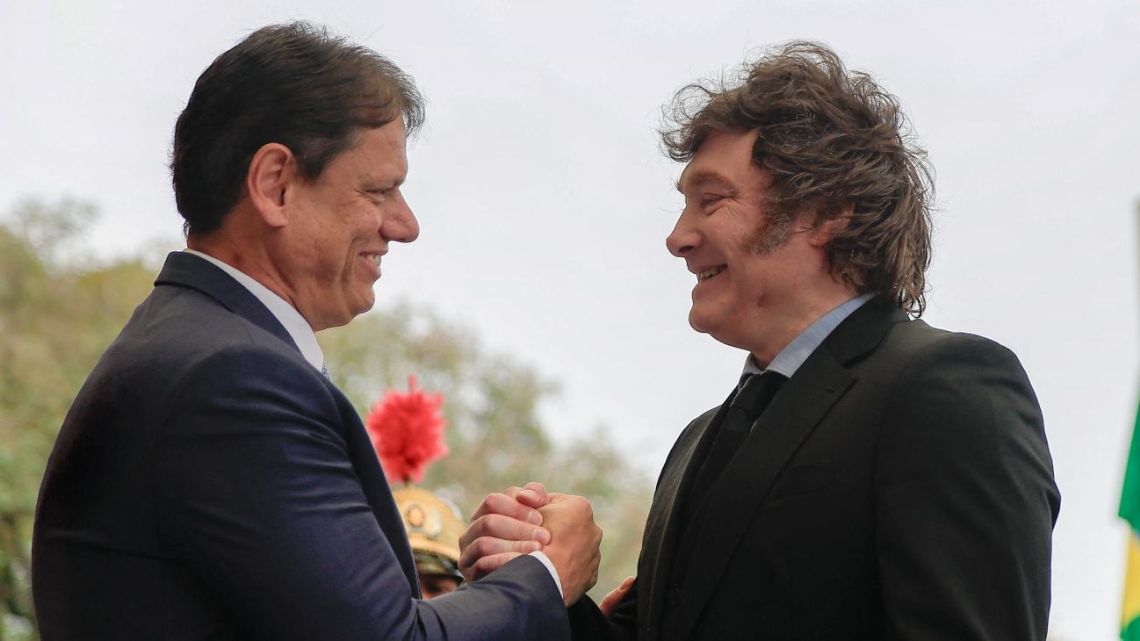 Milei visita Brasil y se reúne con líderes locales en evento político