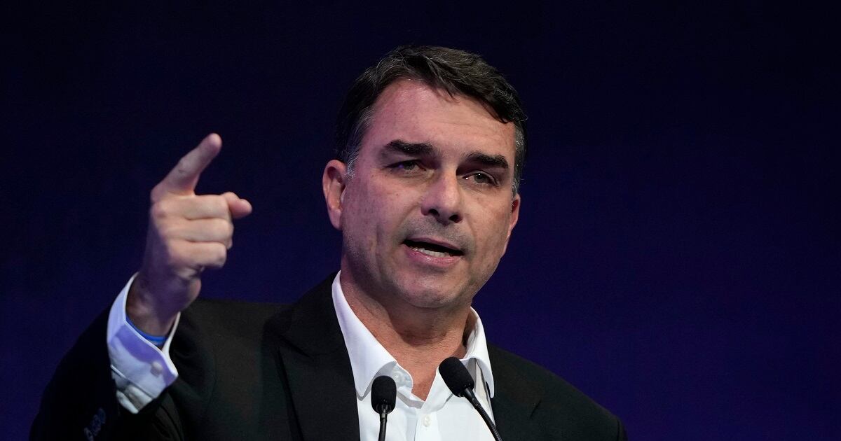 Flávio Bolsonaro's Presidential Bid Faces Challenges Amid Family and Political Struggles