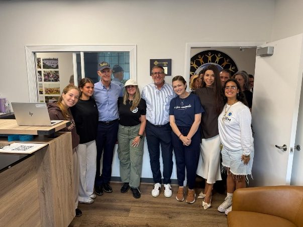 Rick Scott visita instalación de GEM en Miami para apoyar ayuda humanitaria a Venezuela