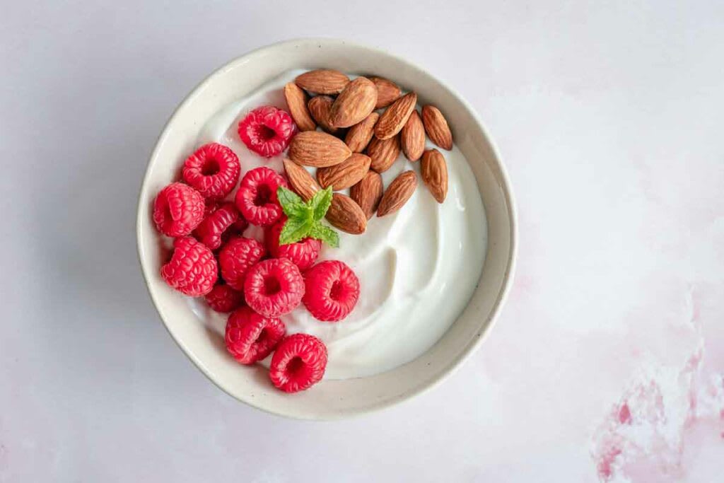 yoghurt-raspberries-almonds-1024x683 yoghurt-raspberries-almonds-1024x683
