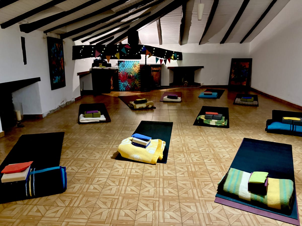 La sala de yoga interior de la casona, equipada y con luz natural