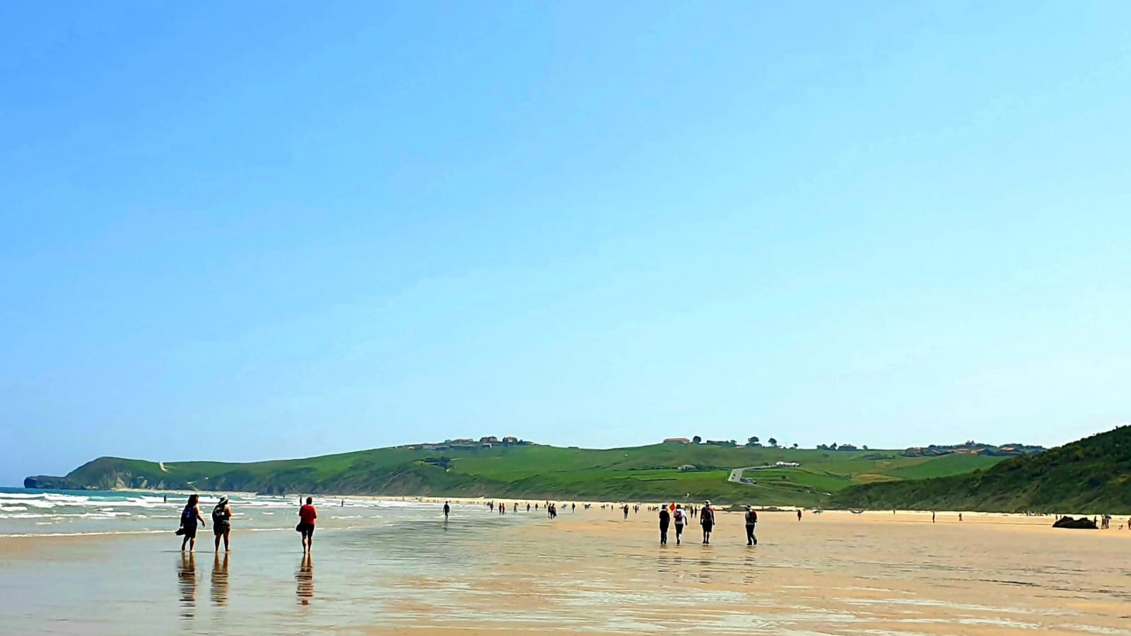 Playa dorada e infinita de la costa occidental de Cantabria