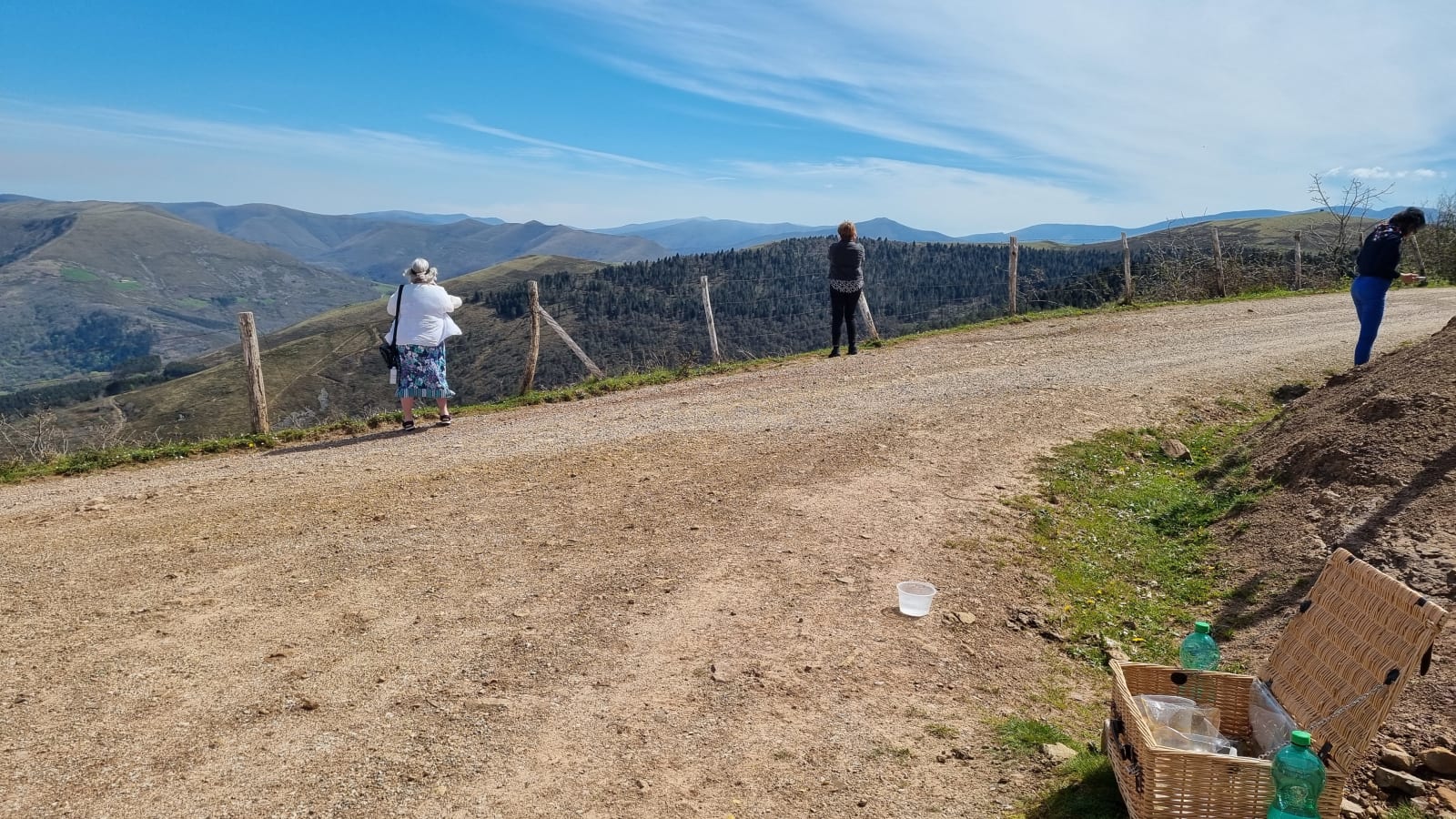 Grupo de pintura trabajando al aire libre