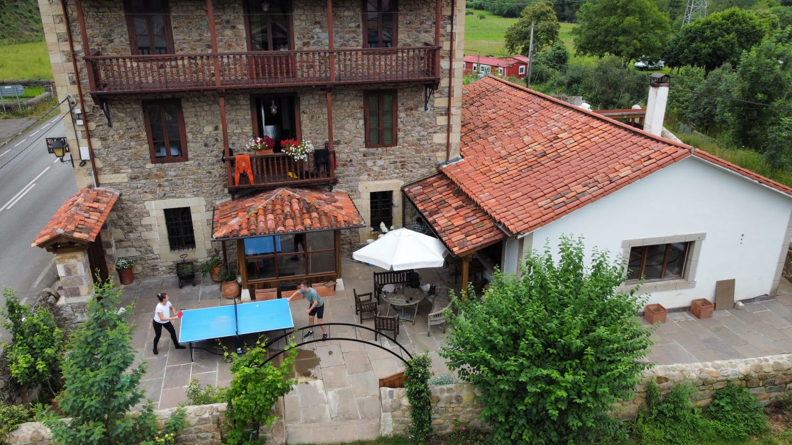 La terraza de la casona con mesas y sombrillas, vista aérea