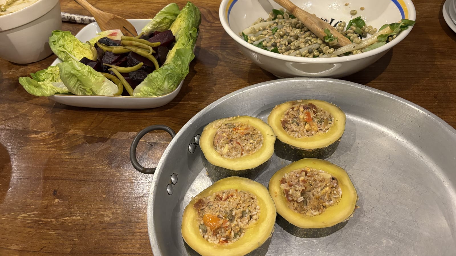 La mesa larga preparada para el grupo