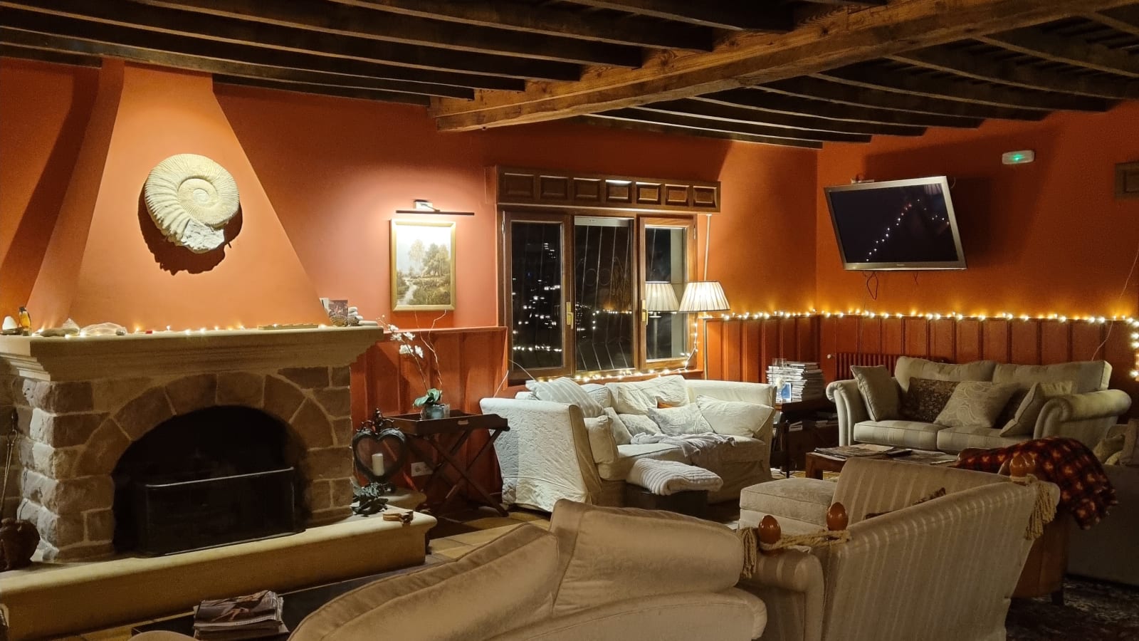 El salón de la chimenea con sofás y luz cálida