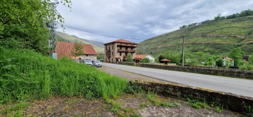 Fresneda de Cabuérniga: the house in its valley