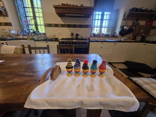 La cocina de la casona: la cocina de gas, la mesa larga y los huevos del desayuno