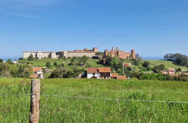Comillas en un día: Gaudí y universidad sobre el mar
