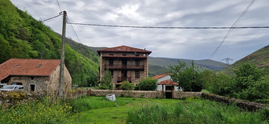 La torre de piedra contra la ladera del valle