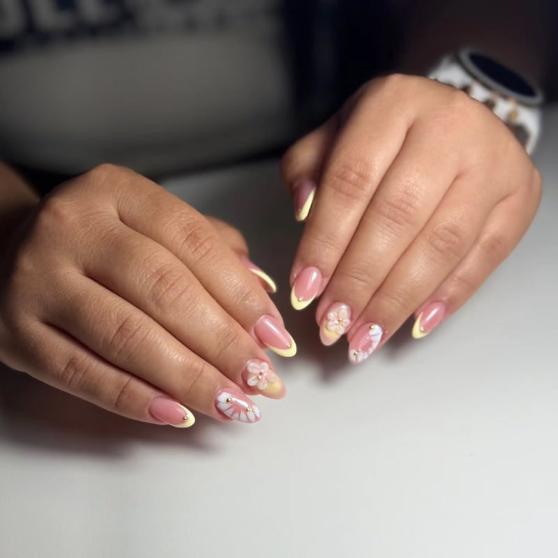 Uñas almendradas con francesa amarilla y flores en 3D