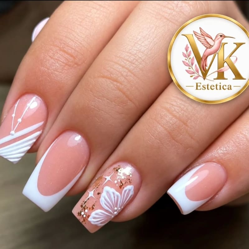 Uñas con francesa blanca, flor en relieve y foil dorado